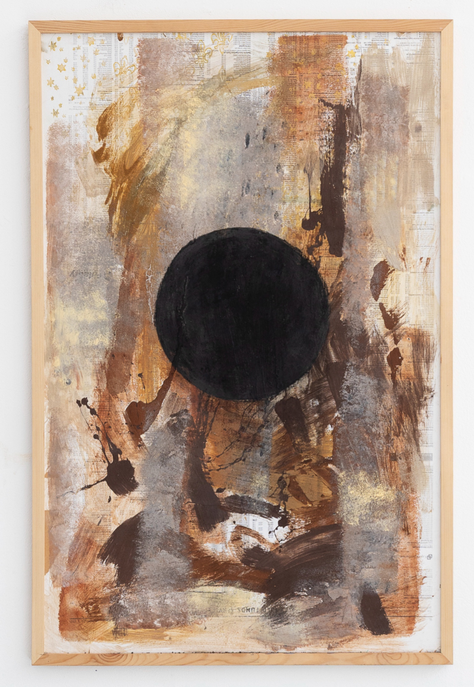 Börsenkurse, 2025, Aus der Gruppe von drei Bildern zum Thema „Politik und Börsenkurse, Gewalt und Gewinn“, Collage, 150 x 110 cm, Zeitungspapier, Erde, Acrylbinder, Teer